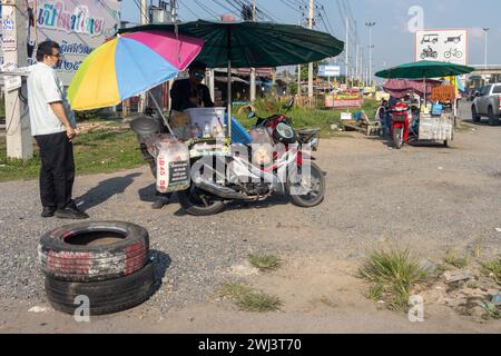 AYUTTHAYA, THAILAND, 09. Dezember 2023, Verkauf von Erfrischungen von Dreirädern auf der Autobahn Stockfoto
