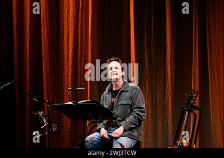 Ludwig Blochberger liest aus dem Buch von Navid Kermani, dazu spielt und singt er Songs von Neil Young live auf der Gitarre im Gerhart Hauptmann-Theat Stockfoto