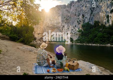 Paar auf Urlaub in der Ardeche France Pont d Arc, Blick auf Narural Arch Pont D'Arc Canyon Frankreich Stockfoto
