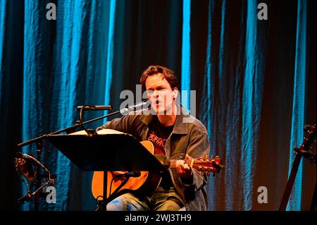 Ludwig Blochberger liest aus dem Buch von Navid Kermani, dazu spielt und singt er Songs von Neil Young live auf der Gitarre im Gerhart Hauptmann-Theat Stockfoto