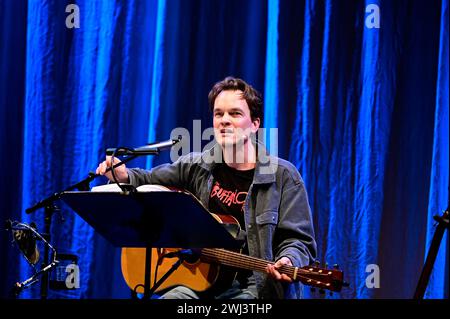 Ludwig Blochberger liest aus dem Buch von Navid Kermani, dazu spielt und singt er Songs von Neil Young live auf der Gitarre im Gerhart Hauptmann-Theat Stockfoto