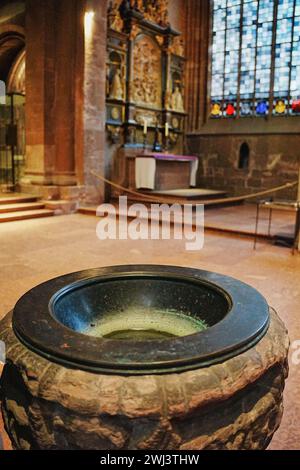 Katholischer Dom in Mainz; Weihwasserbecken Stockfoto