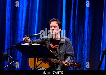 Ludwig Blochberger liest aus dem Buch von Navid Kermani, dazu spielt und singt er Songs von Neil Young live auf der Gitarre im Gerhart Hauptmann-Theat Stockfoto