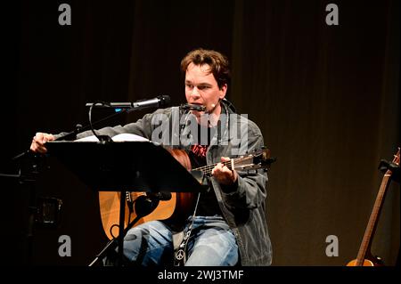 Ludwig Blochberger liest aus dem Buch von Navid Kermani, dazu spielt und singt er Songs von Neil Young live auf der Gitarre im Gerhart Hauptmann-Theat Stockfoto