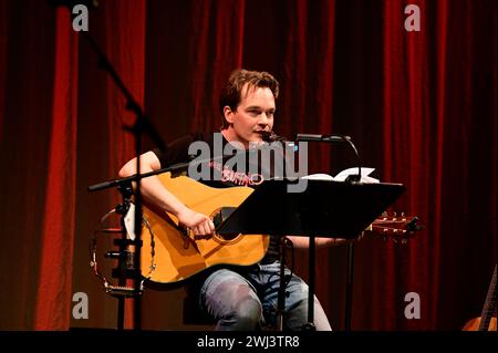 Ludwig Blochberger liest aus dem Buch von Navid Kermani, dazu spielt und singt er Songs von Neil Young live auf der Gitarre im Gerhart Hauptmann-Theat Stockfoto