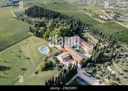 Villa Cordevigo mit Swimmingpool, umgeben von Bäumen und Weinbergen. Verona, Italien. Drohne Stockfoto