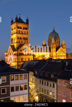 Blick über die Dächer von St. Quirinus-Münster am Abend, Neuss, Niederrhein, Deutschland, Europa Stockfoto