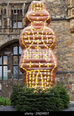 Kunstdruckmann vor dem Rathaus als Wahrzeichen am Weihnachtsmarkt Aachen Stockfoto