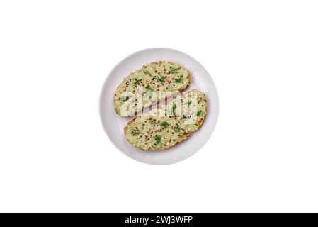Gegrillter Toast mit Avocadopaste, Eiern, Frischkäse, Salz, Gewürzen und Kräutern Stockfoto