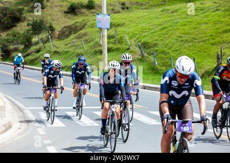 LA CALERA, KOLUMBIEN - 11. FEBRUAR 2024: Amateurteilnehmer beim Tour Colombia Radrennen durch die Gemeinde La Calera in Stockfoto