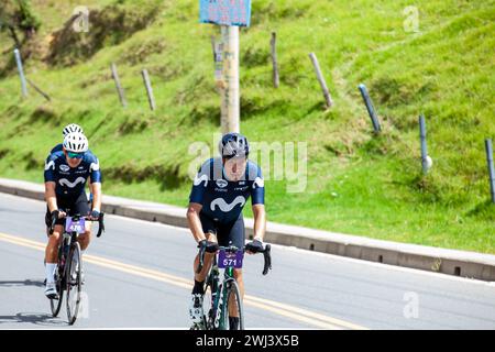 LA CALERA, KOLUMBIEN - 11. FEBRUAR 2024: Amateurteilnehmer beim Tour Colombia Radrennen durch die Gemeinde La Calera in Stockfoto