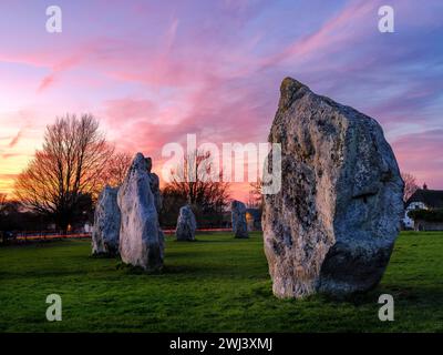 Montag, 12. Februar 2024 - Ein wunderschöner Himmel am Ende des Tages über dem alten megalithischen Steinkreis in Avebury, Wiltshire. Stockfoto