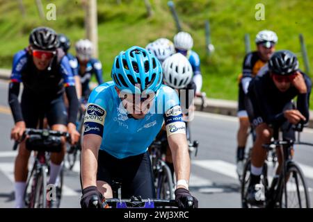 LA CALERA, KOLUMBIEN - 11. FEBRUAR 2024: Amateurteilnehmer beim Tour Colombia Radrennen durch die Gemeinde La Calera in Stockfoto