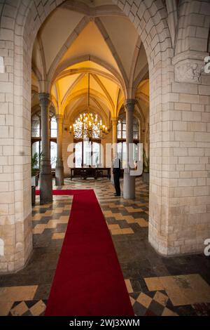 Mittelalterlicher Flur mit rotem Teppich Stockfoto