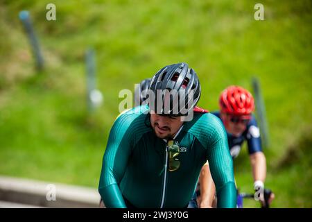 LA CALERA, KOLUMBIEN - 11. FEBRUAR 2024: Amateurteilnehmer beim Tour Colombia Radrennen durch die Gemeinde La Calera in Stockfoto