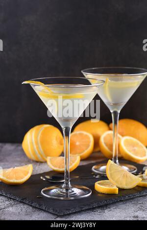 Zitronentropfen Martini mit Schale Stockfoto