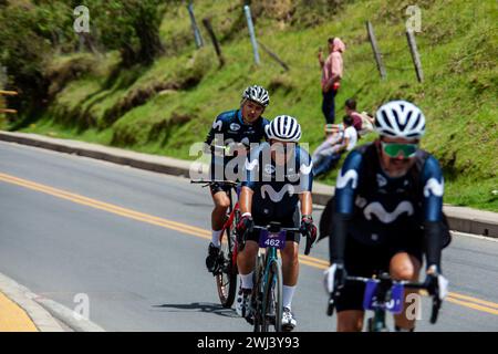 LA CALERA, KOLUMBIEN - 11. FEBRUAR 2024: Amateurteilnehmer beim Tour Colombia Radrennen durch die Gemeinde La Calera in Stockfoto