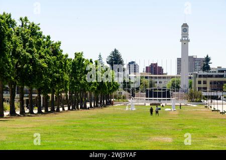 Panoramablick auf den zentralen Park der Universidad de Concepcion. Der Wachturm und das Forum im Hintergrund. Concepcion, Chile Stockfoto