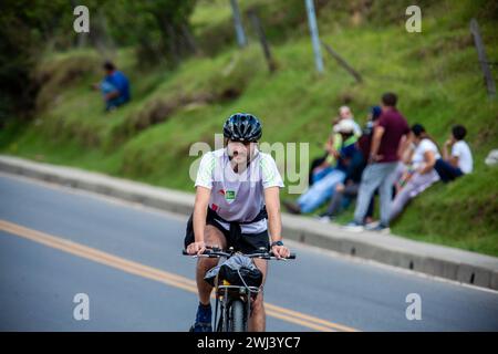 LA CALERA, KOLUMBIEN - 11. FEBRUAR 2024: Amateurteilnehmer beim Tour Colombia Radrennen durch die Gemeinde La Calera in Stockfoto