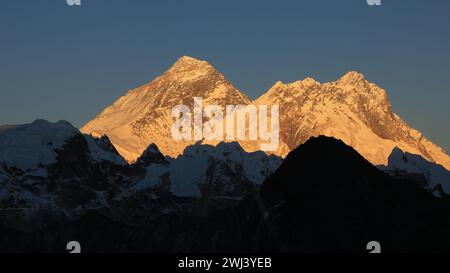 Mount Everest, Nuptse und Lhotse im goldenen Abendlicht, Nepal. Stockfoto