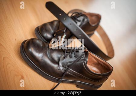 Vorbereitung und Detail: Kleiderschuhe mit Gürtel Stockfoto