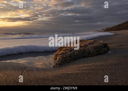 Das erste Licht auf den Felsen Stockfoto