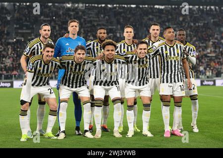 Turin, Italien. Februar 2024. Der Juventus FC startete elf für ein Mannschaftsfoto vor dem Auftakt in der hinteren Reihe ( L bis R ); Adrien Rabiot, Wojciech Szczesny, Gleison Bremer, Arkadiusz Milik, Federico Gatti und Timothy Weah in der ersten Reihe ( L bis R ); Andrea Cambiaso, Manuel Locatelli, Weston McKennie, Federico Chiesa und Alex Sandro, im Allianz Stadium in Turin. Der Bildnachweis sollte lauten: Jonathan Moscrop/Sportimage Credit: Sportimage Ltd/Alamy Live News Stockfoto