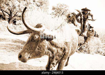 Der Pioneer Plaza Cattle Drive ist das größte Bronzemonument der Welt. Die Skulptur ist von einem Viehtrieb. Stockfoto