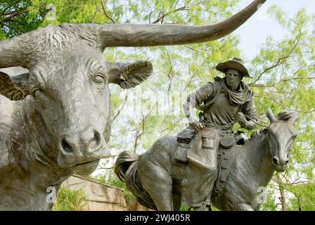 Pioneer Plaza Cattle Drive ist das weltweit größte Bronzemonument. Die Skulpturen eines catt;e Drive von Langhorn Ochsen und Cowboys zu Pferd sind ein Stockfoto