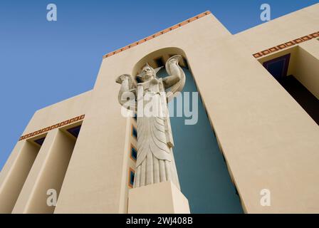 Texas Monument vor dem Centennial Building (erbaut 1905) im Fair Park, das die größte Sammlung von Art déco-Gebäuden in den USA beherbergt Stockfoto