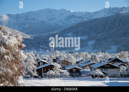 Winterzeit in einem kleinen deutschen Dorf, bedeckt mit Schnee Garmish-Partenkirchen Stockfoto