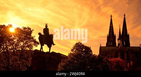 Reiterstatue von Kaiser Wilhelm II., hintergrundbeleuchtet mit der Silhouette des Doms, Köln Deutschland Stockfoto