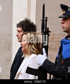 Rom, Italien. Februar 2024. Die italienische Premierministerin Giorgia Meloni (C) begrüßt den argentinischen Präsidenten Javier Milei (L) am 12. Februar 2024 in Rom, Italien. Die italienische Premierministerin Giorgia Meloni lud am Montag den neu gewählten argentinischen Präsidenten Javier Milei in Rom ein und diskutierte ein breites Spektrum von Themen wie Energie und Landwirtschaft. Quelle: Alberto Lingria/Xinhua/Alamy Live News Stockfoto