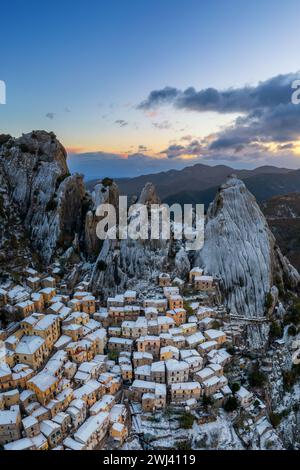 Drohnenblick auf Castelmezzano bei Sonnenaufgang im Winter Stockfoto
