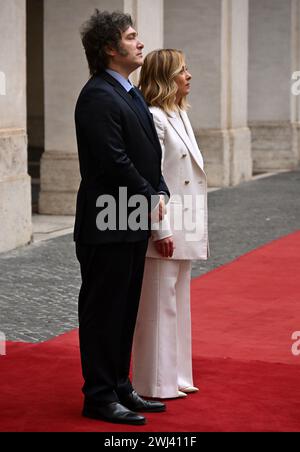 Rom, Italien. Februar 2024. Die italienische Premierministerin Giorgia Meloni (R) begrüßt den argentinischen Präsidenten Javier Milei am 12. Februar 2024 in Rom. Die italienische Premierministerin Giorgia Meloni lud am Montag den neu gewählten argentinischen Präsidenten Javier Milei in Rom ein und diskutierte ein breites Spektrum von Themen wie Energie und Landwirtschaft. Quelle: Alberto Lingria/Xinhua/Alamy Live News Stockfoto