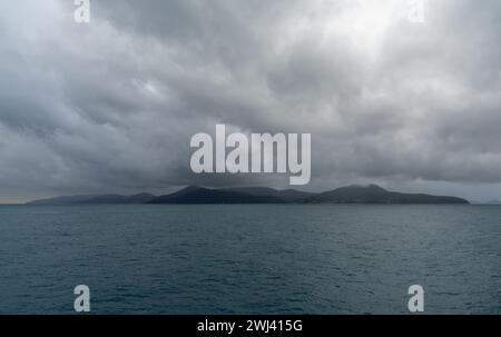 Landschaft der Insel Elba unter einem bewölkten und stürmischen Himmel Stockfoto