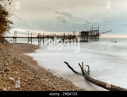 Blick auf den Trabocco Punto le Morge an einem bewölkten Regentag an der Costa dei Trabocchi in Italien Stockfoto