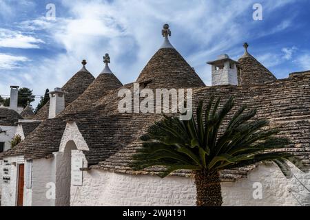 Detailansicht der typischen Trulli-Häuser und -Hütten im Rione Monti-Viertel von Alberobello Stockfoto