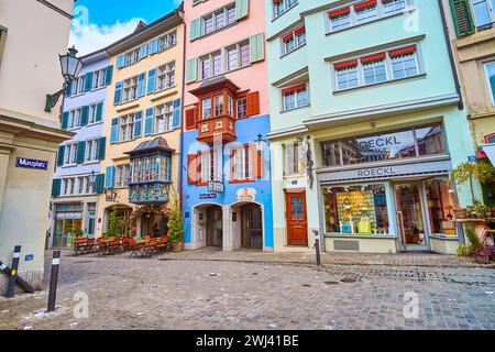 ZÜRICH, SCHWEIZ - 3. APRIL 2022: Malerische Häuser in der Augustinergasse, am 3. April in Zürich, Schweiz Stockfoto