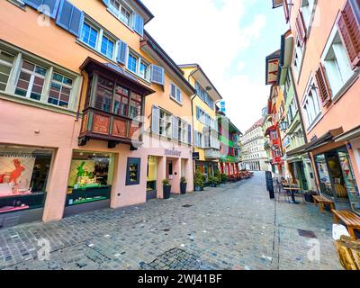 ZÜRICH, SCHWEIZ - 3. APRIL 2022: Malerische Häuser in der Augustinergasse, am 3. April in Zürich, Schweiz Stockfoto