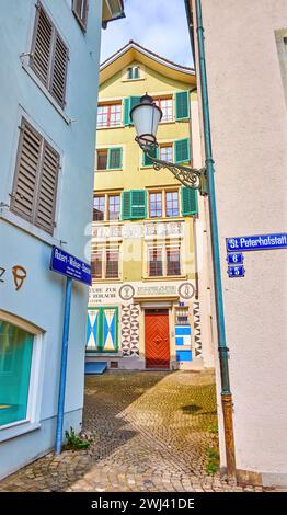 ZÜRICH, SCHWEIZ - 3. APRIL 2022: Das malerische Haus mit farbenfrohen mittelalterlichen Wandmalereien, St. Peterhofstatt Platz in Zürich, Schweiz Stockfoto