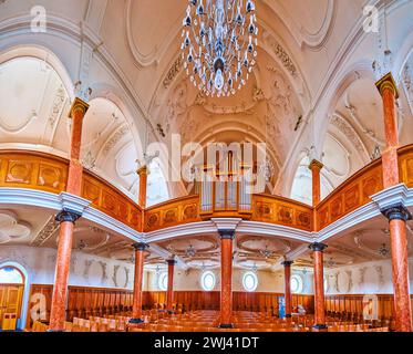 ZÜRICH, SCHWEIZ - 3. APRIL 2022: Großes Panorama des Gebetssaals von St. Peter Church, am 3. April in Zürich, Schweiz Stockfoto