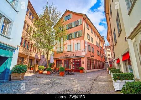 ZÜRICH, SCHWEIZ - 3. APRIL 2022: Spaziergang entlang in der Gassen Straße, am 3. April in Zürich, Schweiz Stockfoto