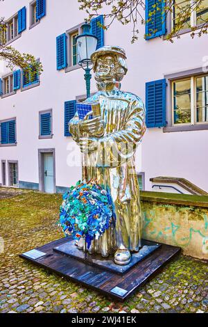 ZÜRICH, SCHWEIZ - 3. APRIL 2022: Die moderne Skulptur zu Huldrych Zwingli in St. Peter Church, am 3. April in Zürich, Schweiz Stockfoto