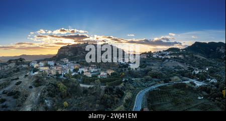 Panoramablick der Drohne auf das Dorf Santa Severina auf einem Hügel in Kalabrien bei Sonnenaufgang Stockfoto