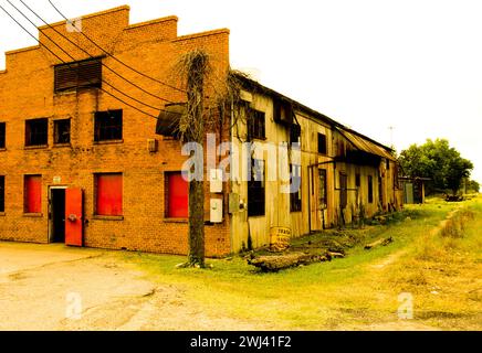 Verlassenes verlassenes Lagerhaus in leerem Bereich in der Nähe von Houston, Texas Stockfoto