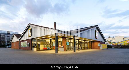 Köln, 12. Februar 2024: ALDI Lebensmittelgeschäft in köln ehrenfeld bei Dämmerung Stockfoto