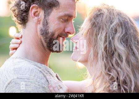 Zarte Momente: Nahaufnahme einer liebevollen Umarmung Stockfoto