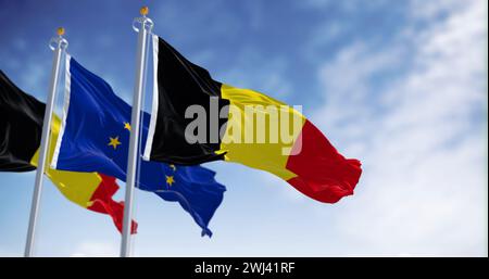 Belgische Nationalflaggen und die Europäische union winken im Wind Stockfoto