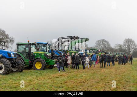 Februar 2024: Der Stretton Young Farmers Club veranstaltete einen Traktor-Lauf um die Dörfer von Warrington, der der British Heart Foundation zugute kam Stockfoto